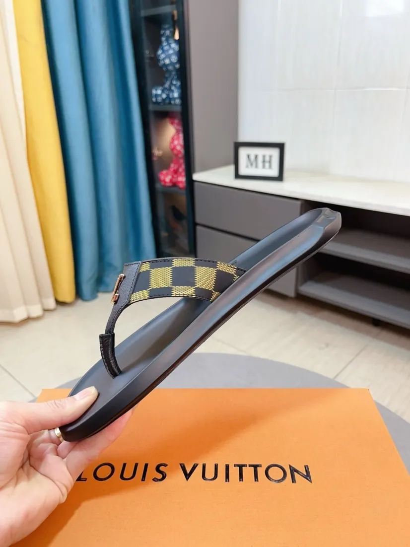Men's shoes 💰260🌹🌹 (lv-Louis Vuitton) new men's sandals, high-end boutique, exquisite embossed logo decoration on the upper, fine workmanship, super soft soles, casual, loose and comfortable, a must-have in summer! \nsize：38-44